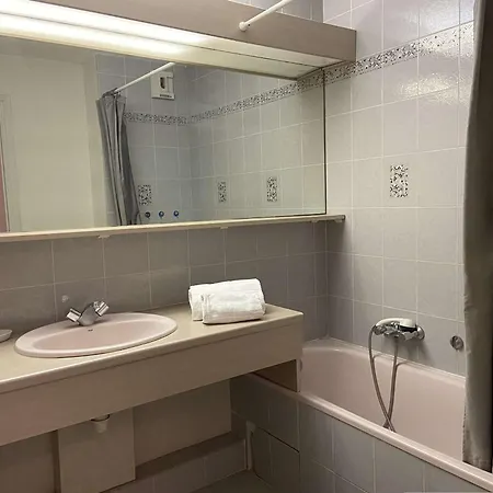 2 Pieces Avec Terrasse Et Parking, Proche Thalassotherapie - Fr-1-226a-29 * Fréjus